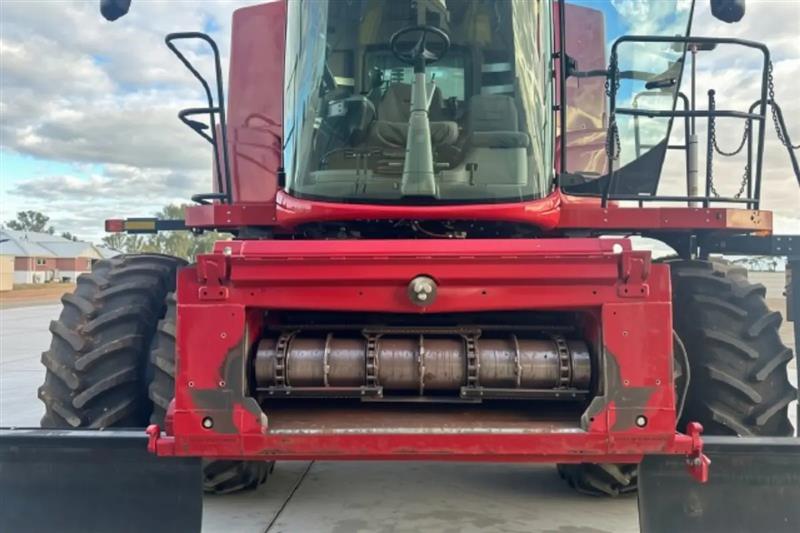 Photo 3. OBC Case IH 9240 + MacDon Front