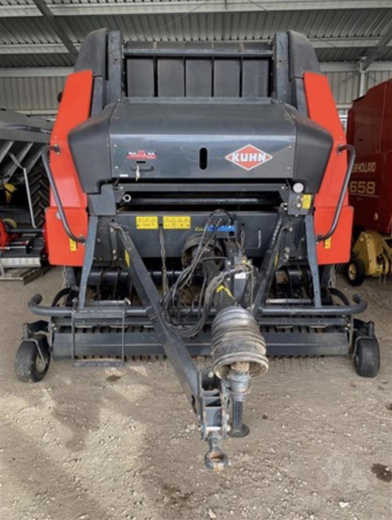 Photo 3. Kuhn VB2160 round baler