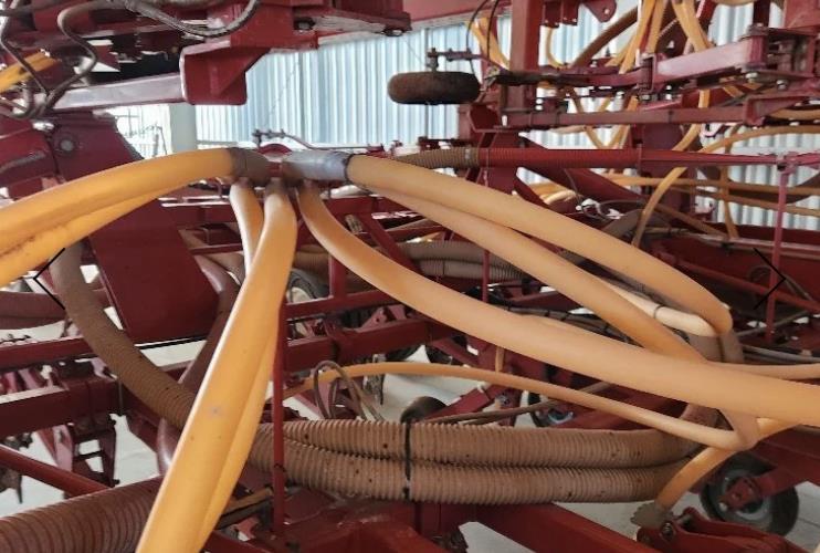 Photo 3. Morris Contour 2 airseeder