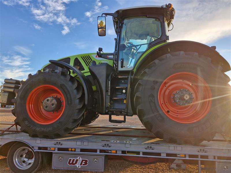 Photo 3. Claas Axion 950 Tractor FWA/4WD