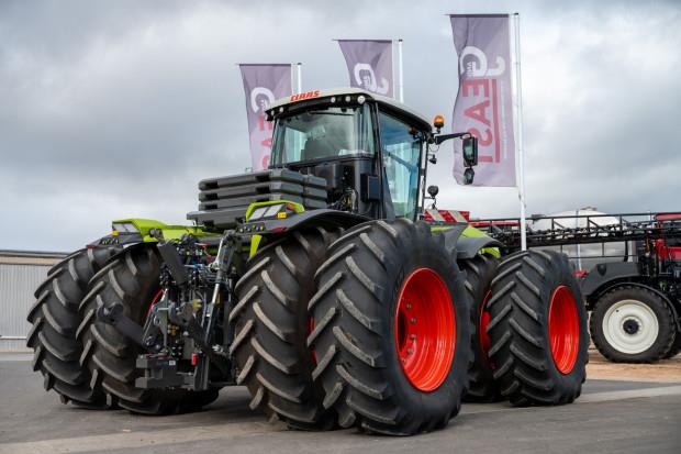 Photo 3. Claas Xerion 5000 Tractor FWA/4WD