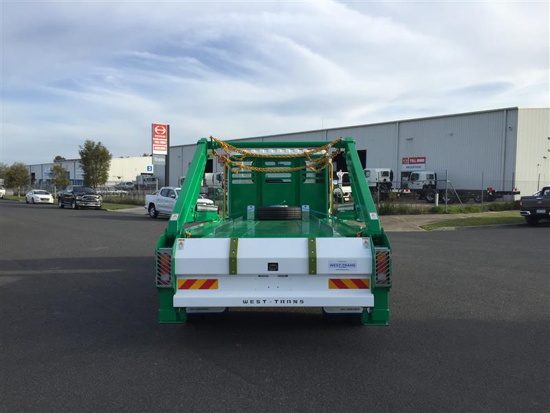 Photo 3. Hino FC 1124 Hooklift/Bi Fold