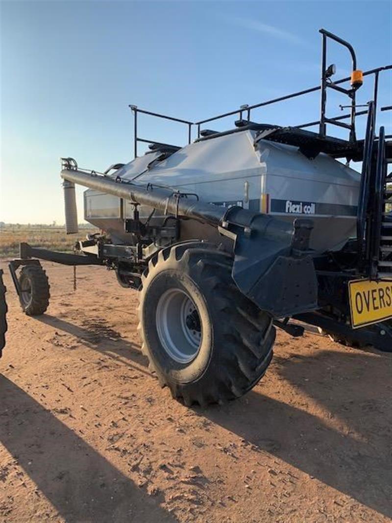 Photo 3. FLEXI COIL 2640 air seeder cart