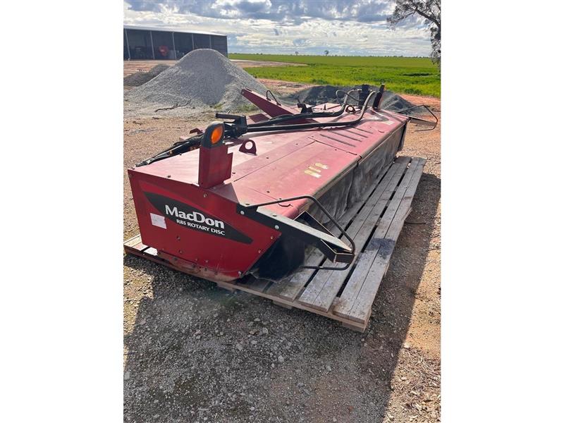 Photo 3. MACDON R85 mower conditioner 