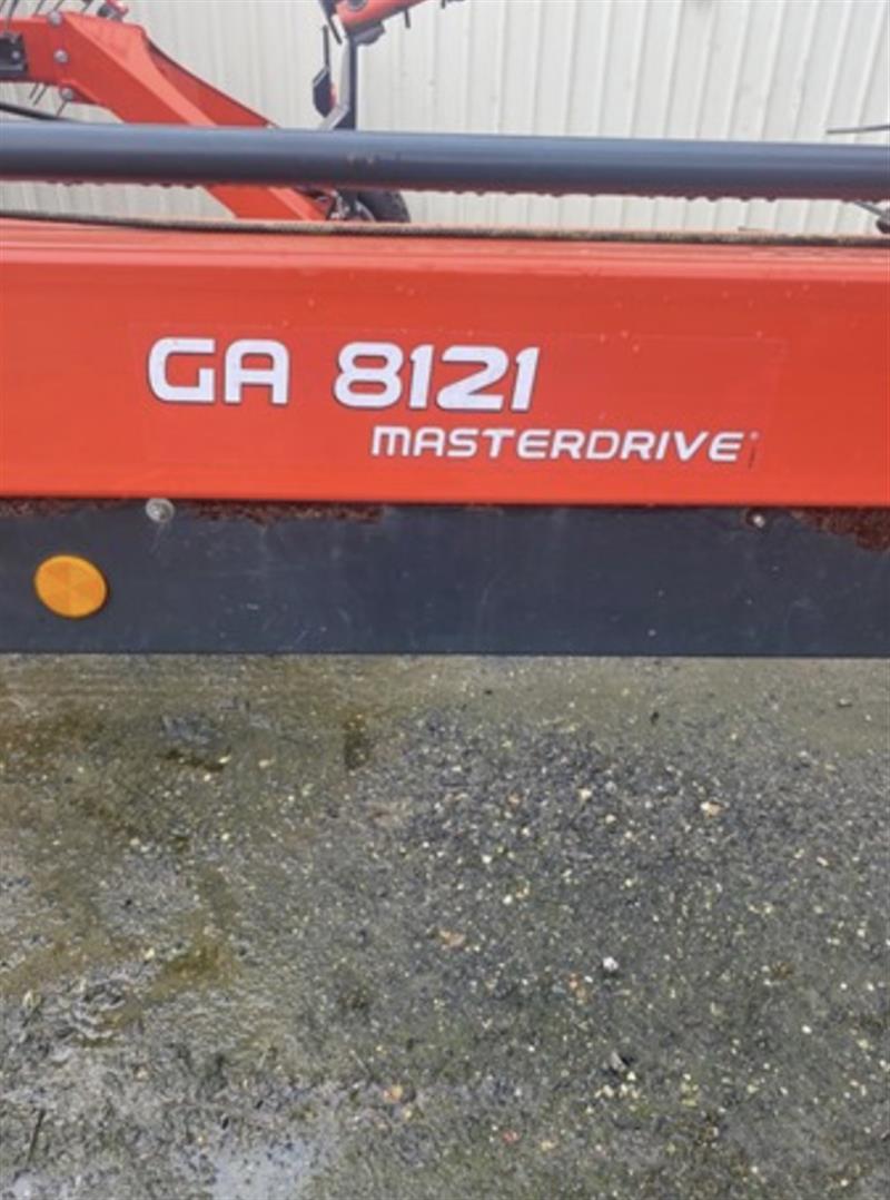 Photo 3. Kuhn GA8121 hay rake