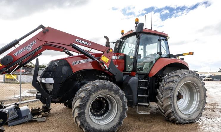 Photo 3. Case IH Magnum 260 tractor