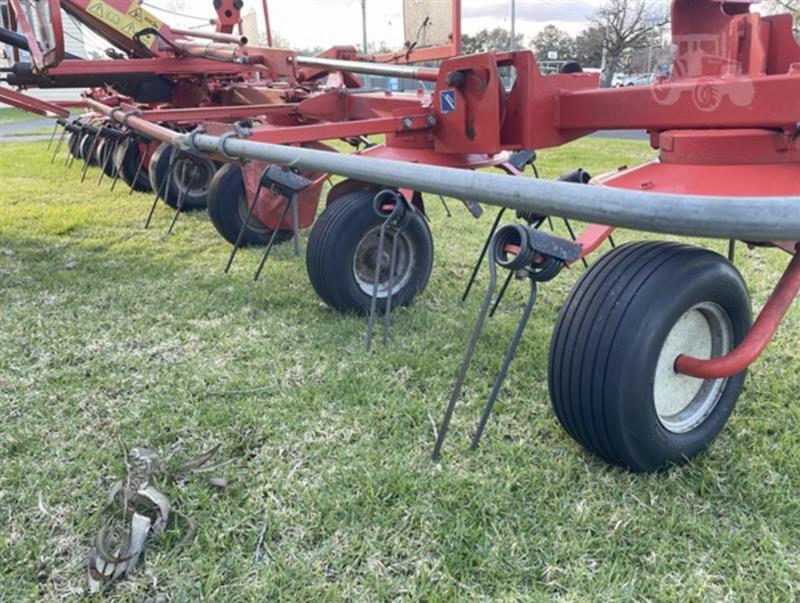 Photo 3. Kuhn GF7702 tedder