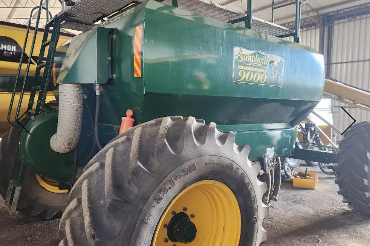 Photo 3. John Shearer 35ft hydraulic tyne bar & simplicity 9000I 2 bin tow behind airseeder