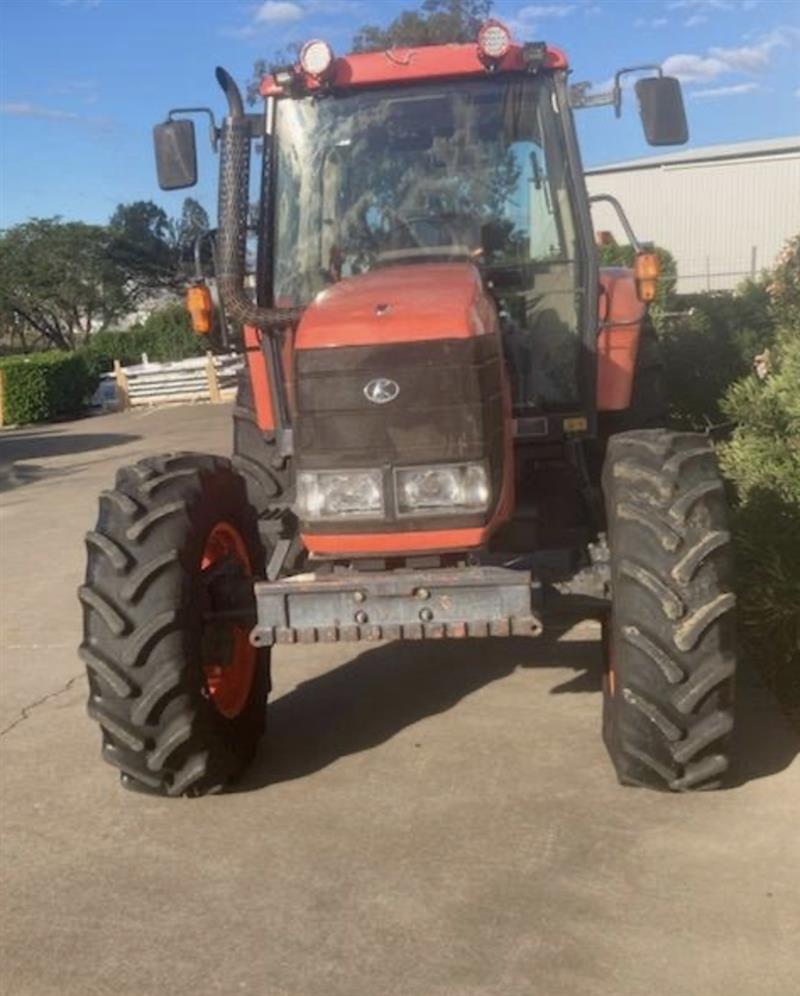 Photo 3. Kubota M105X tractor