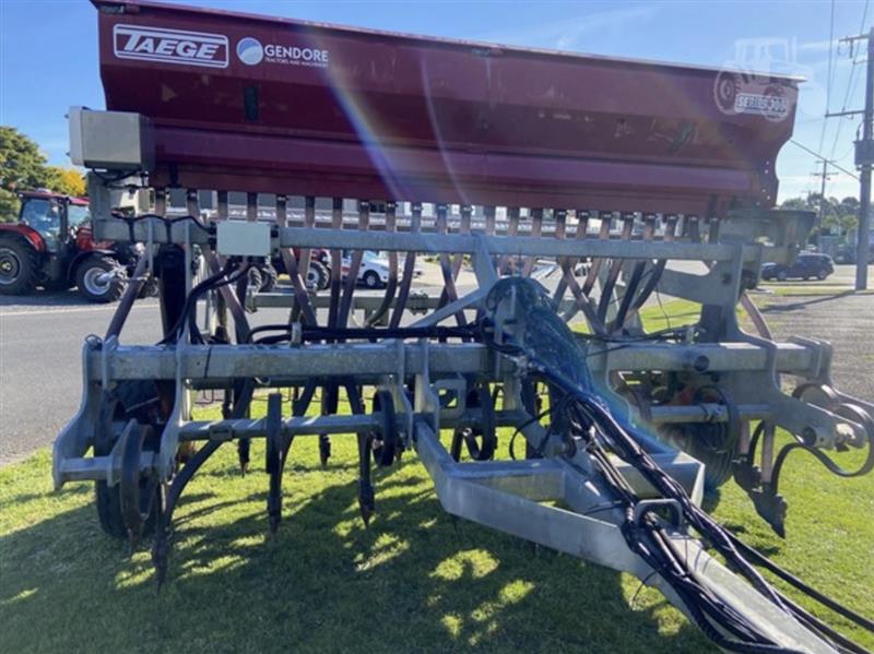 Photo 3. Taege Series 300 airseeder