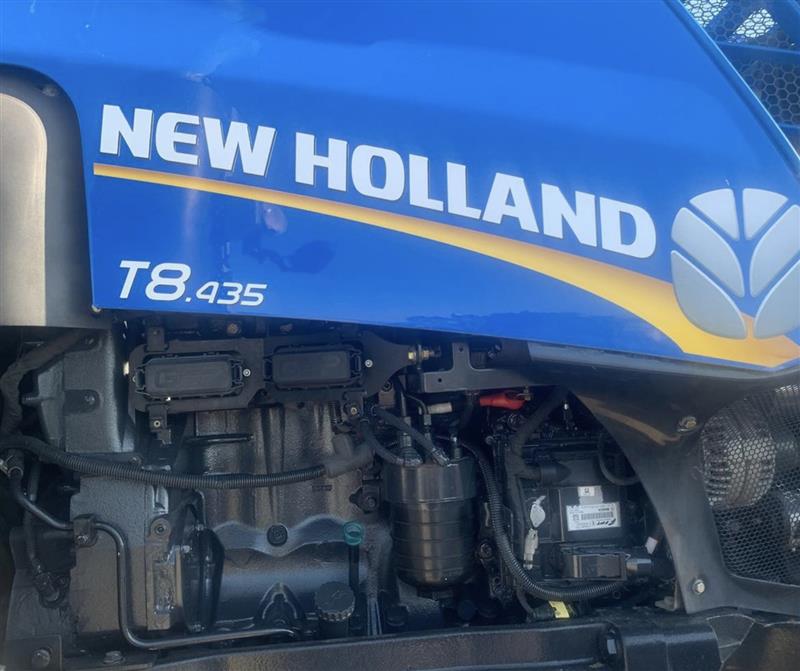 Photo 3. New Holland T8.435 tractor