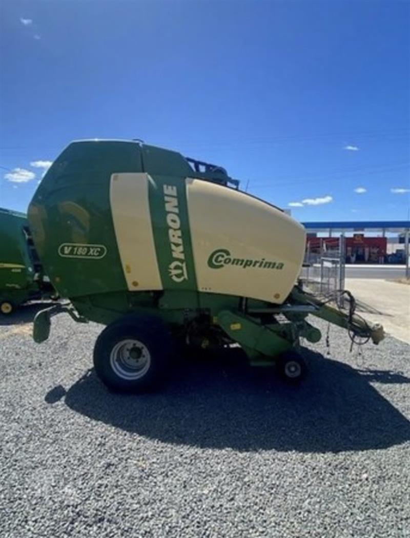 Photo 3. Krone Comprima V180XC round baler