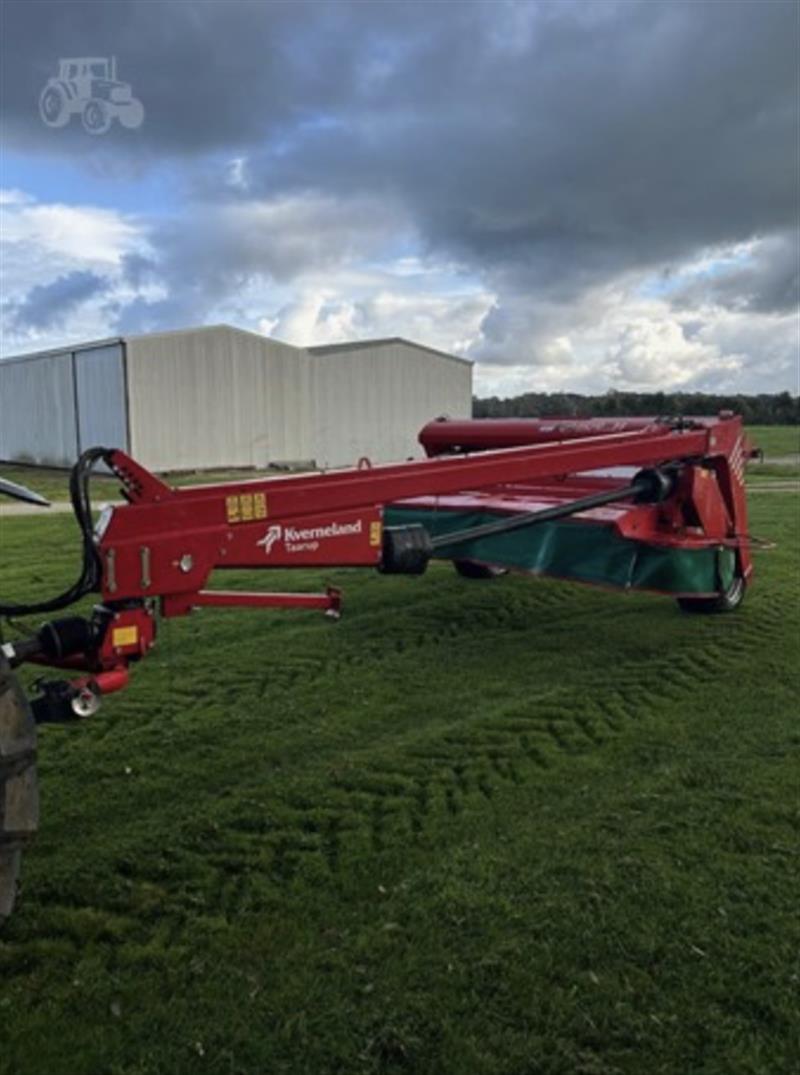 Photo 3. Kverneland Taarup 4332LT windrower