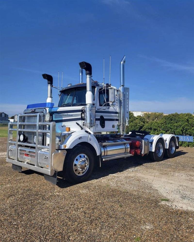 Photo 3. Western Star 4800 FX prime mover