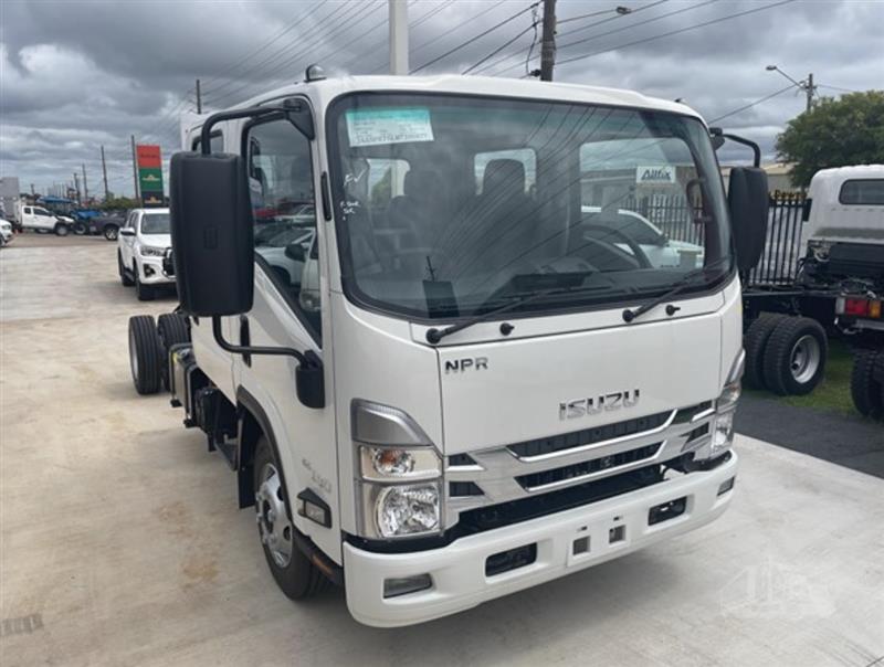 Photo 3. Isuzu NPR 65-190 truck