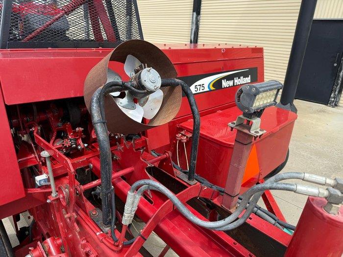 Photo 3. New Holland 575