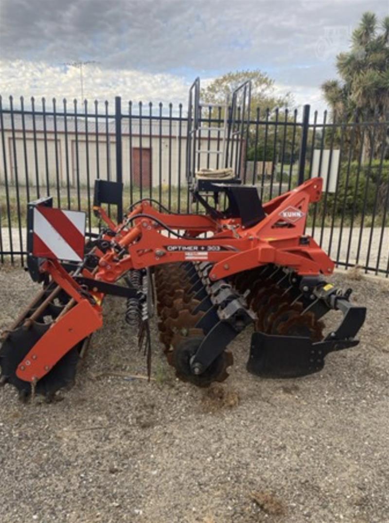 Photo 3. Kuhn Optimer+ 303 plough