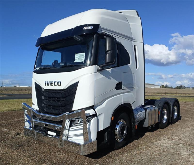 Photo 3. Iveco S-Way AS700 prime mover