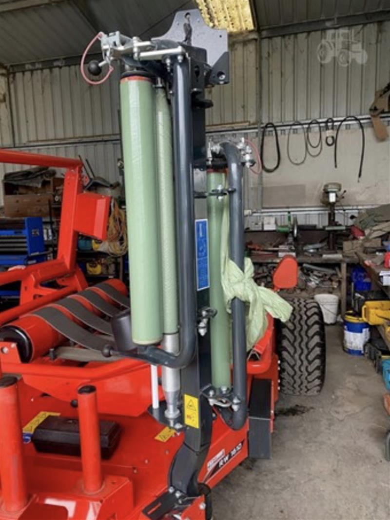 Photo 3. Kuhn RW1610 bale wrapper