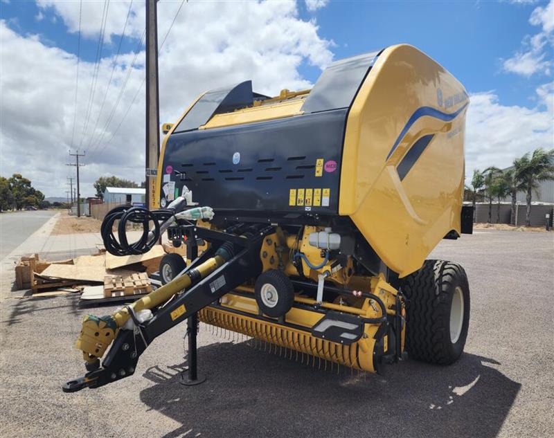 Photo 3. New Holland Pro-Belt 165 HD Round Baler