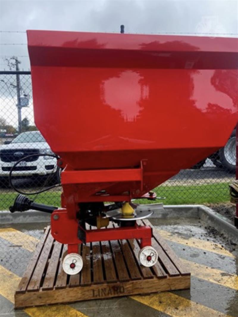 Photo 3. Agrimir AFS-D1500 spreader