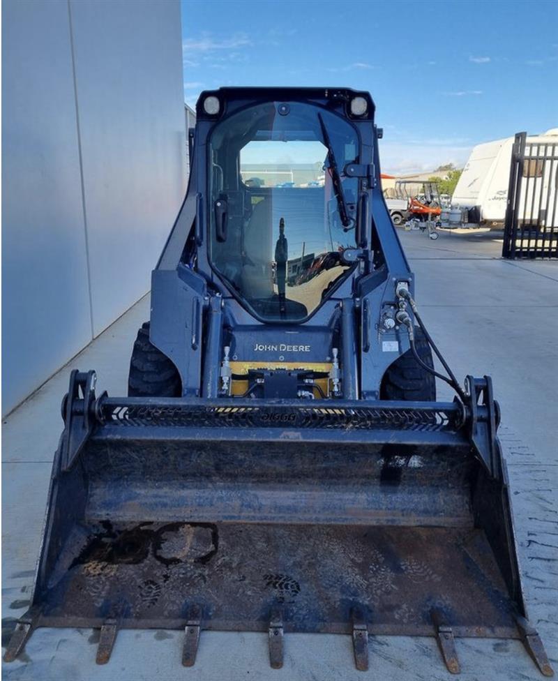 Photo 3. John Deere 318G skid steer loader