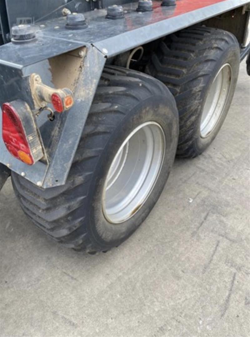 Photo 3. Kuhn VBP2265 round baler