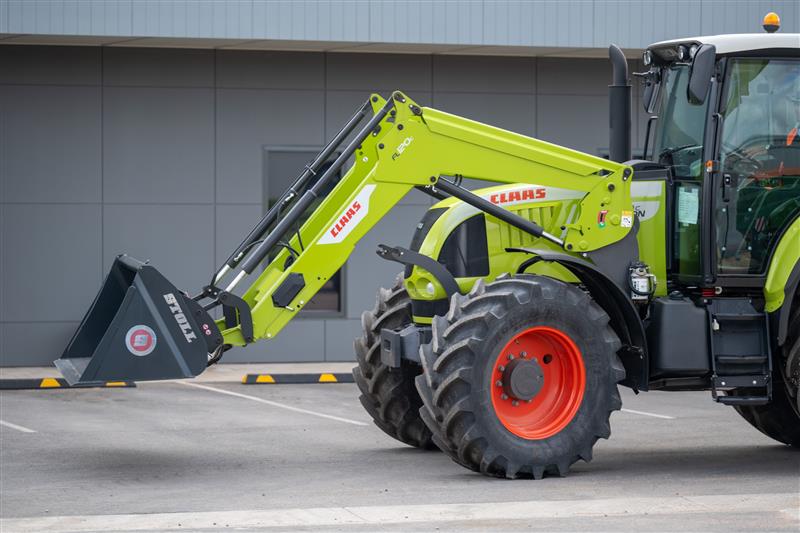 Photo 3. Claas ARION 640 Tractor FWA/4WD
