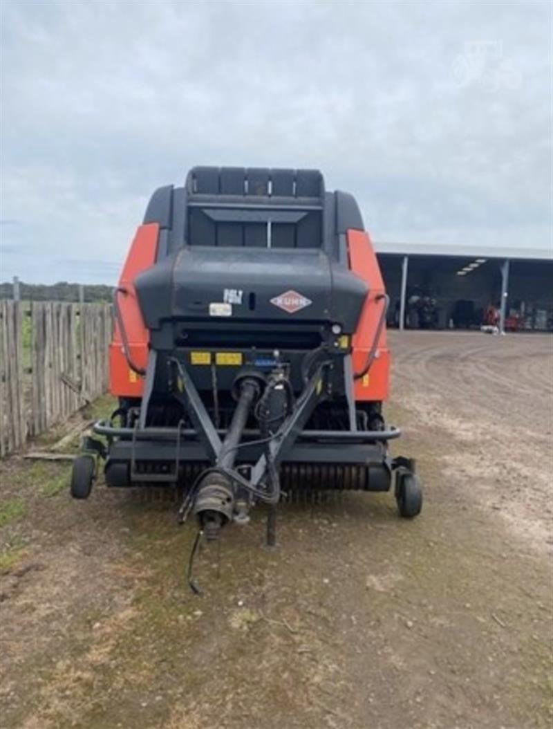 Photo 3. Kuhn VB2190 round baler