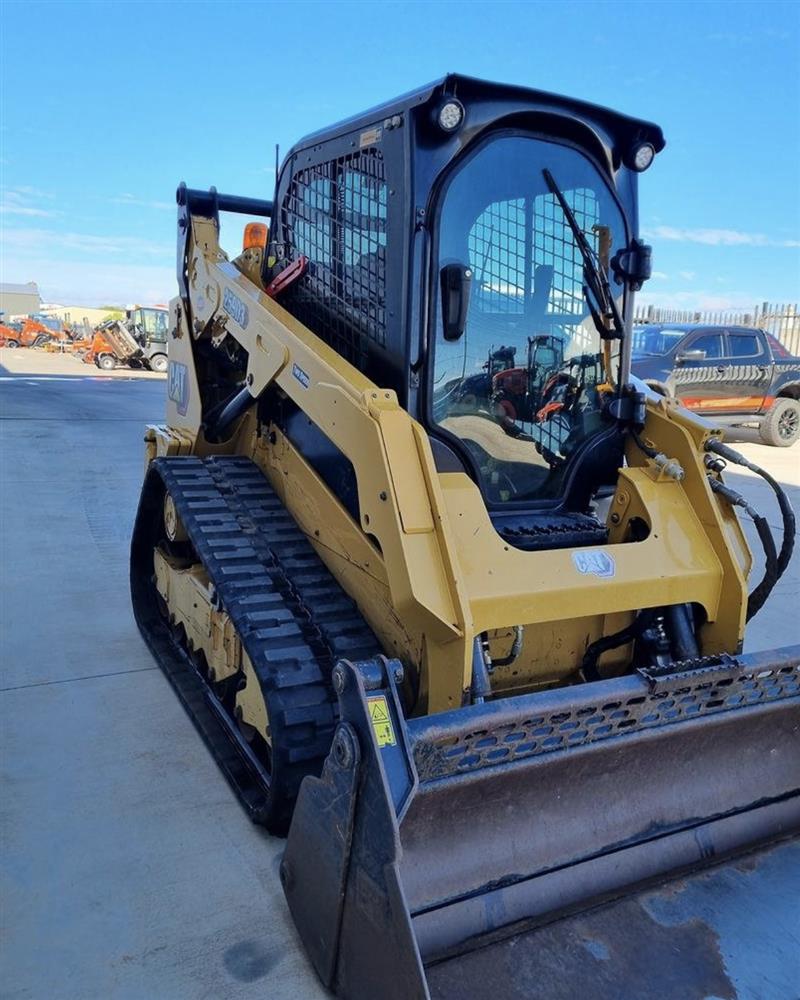 Photo 3. Caterpillar 259D3 skid steer loader