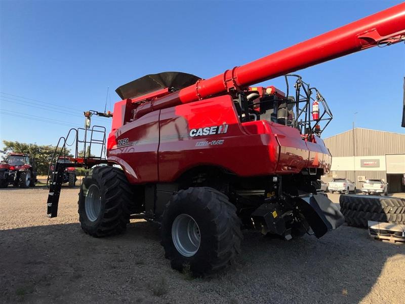 Photo 3. CASE IH CASE COMBINE 7250