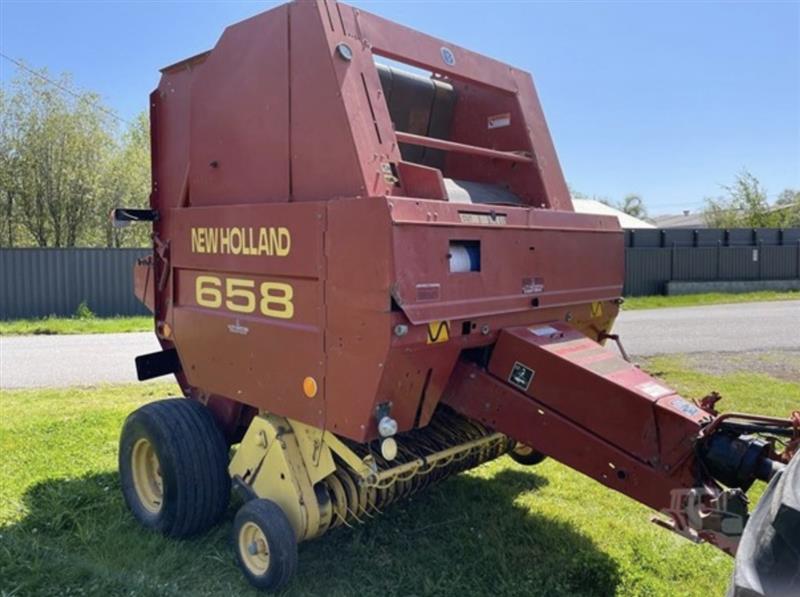 Photo 3. New Holland 658 round baler