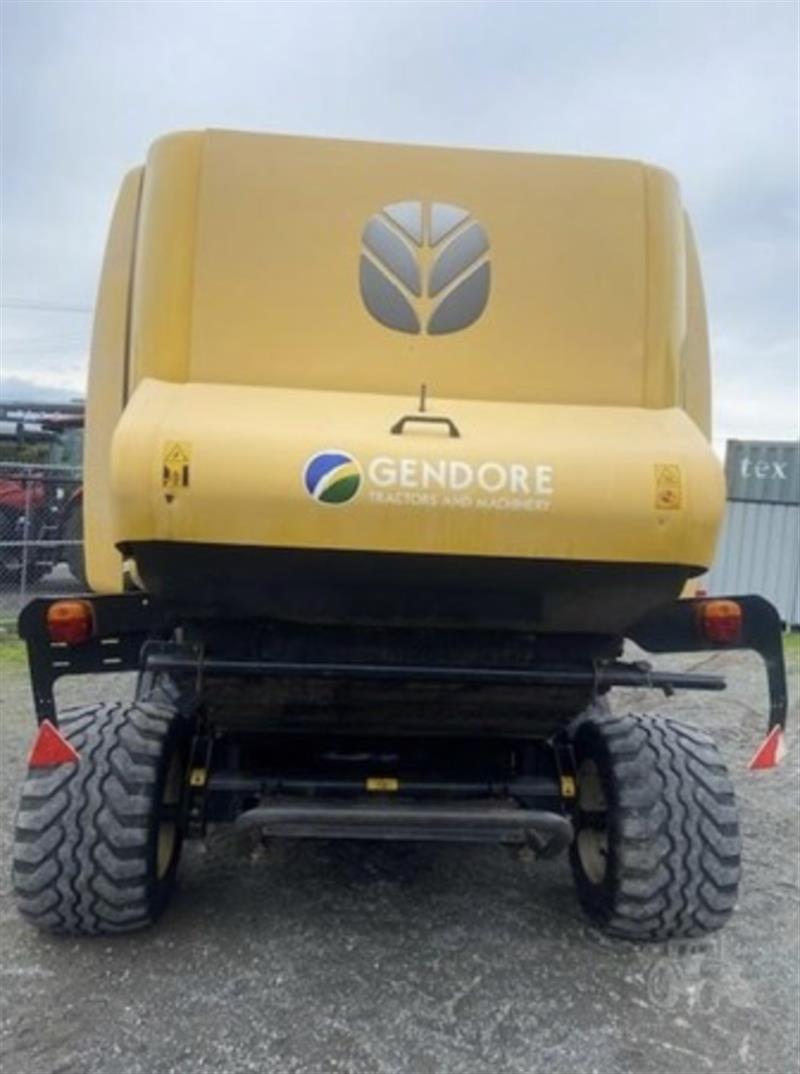 Photo 3. New Holland Roll-Belt 560 round baler