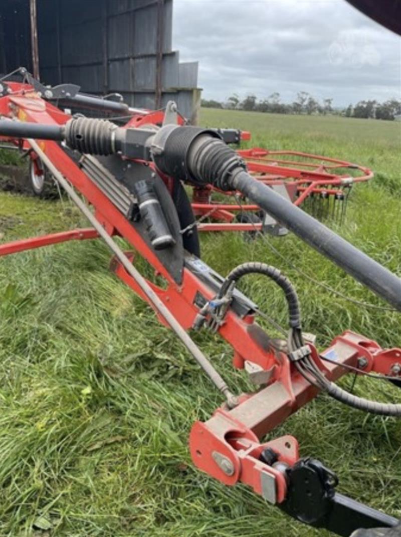 Photo 3. Kuhn GA8131 hay rake