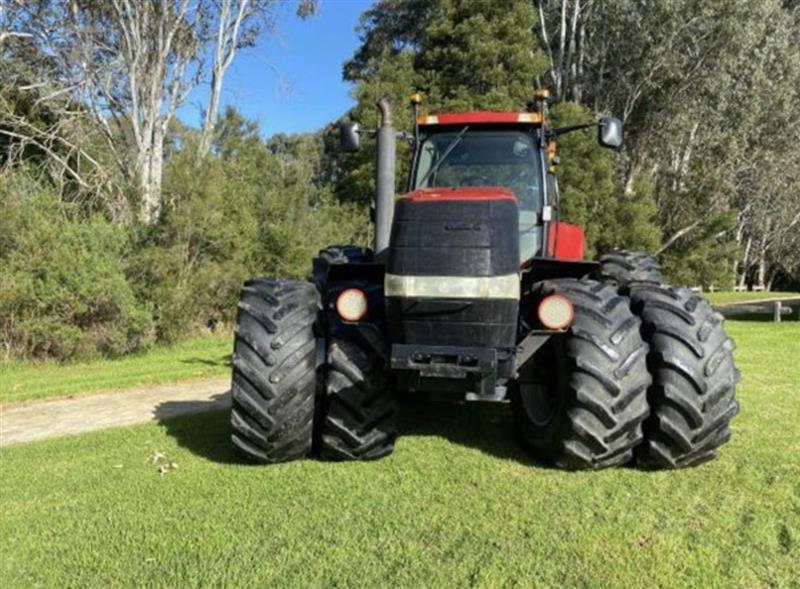 Photo 3. Case IH Magnum 305 tractor