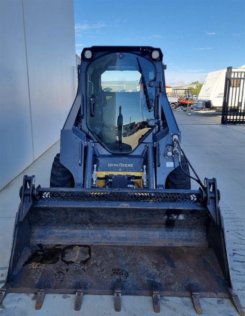 Photo 3. John Deere 318G skid steer loader