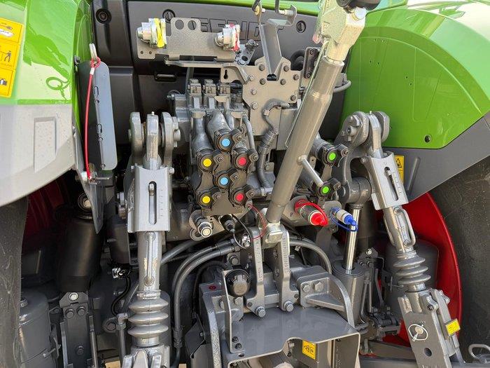 Photo 3. Fendt 618 Vario tractor