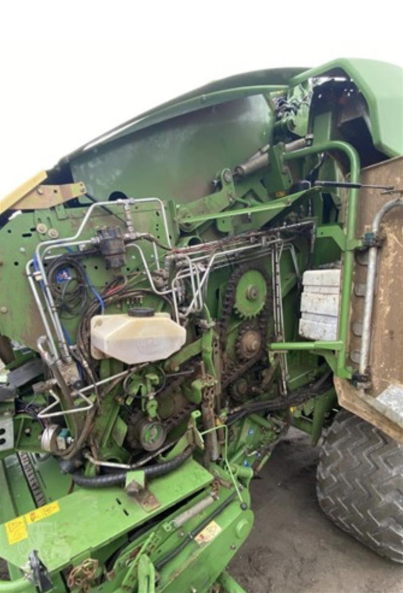 Photo 3. Krone Comprima CV150XC round baler