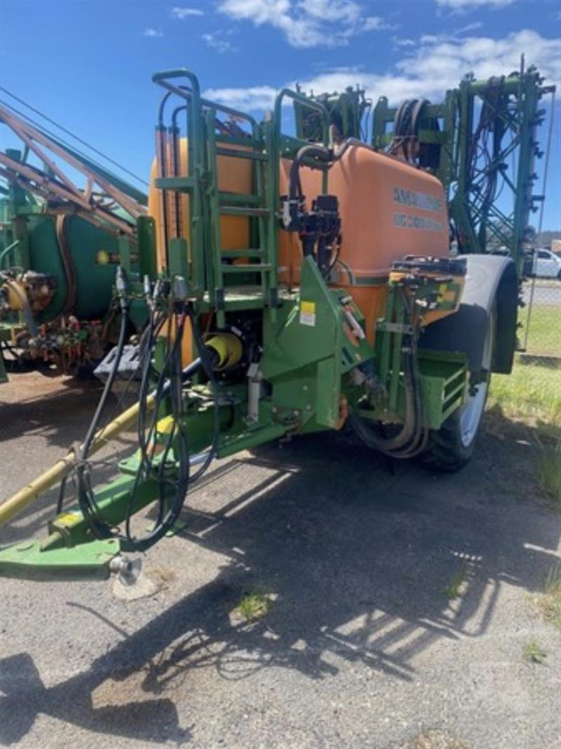 Photo 3. Amazone UG 3000 Nova boom sprayer