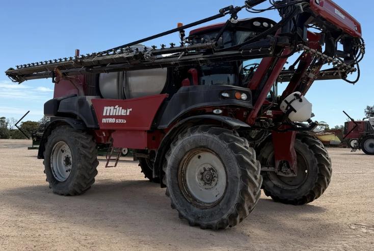 Photo 3. Miller Nitro 5333 self propelled sprayer