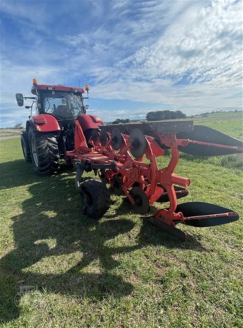 Photo 3. Kuhn Vari-Master 123 plough