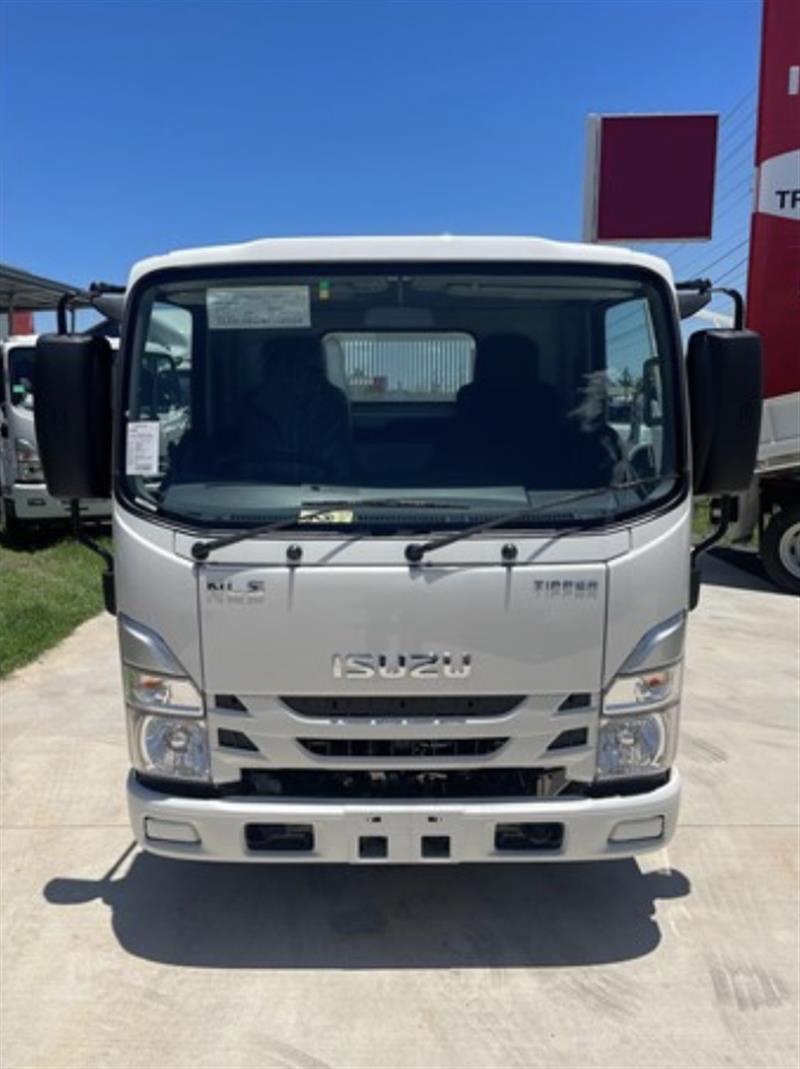 Photo 3. Isuzu NLS45-150 truck