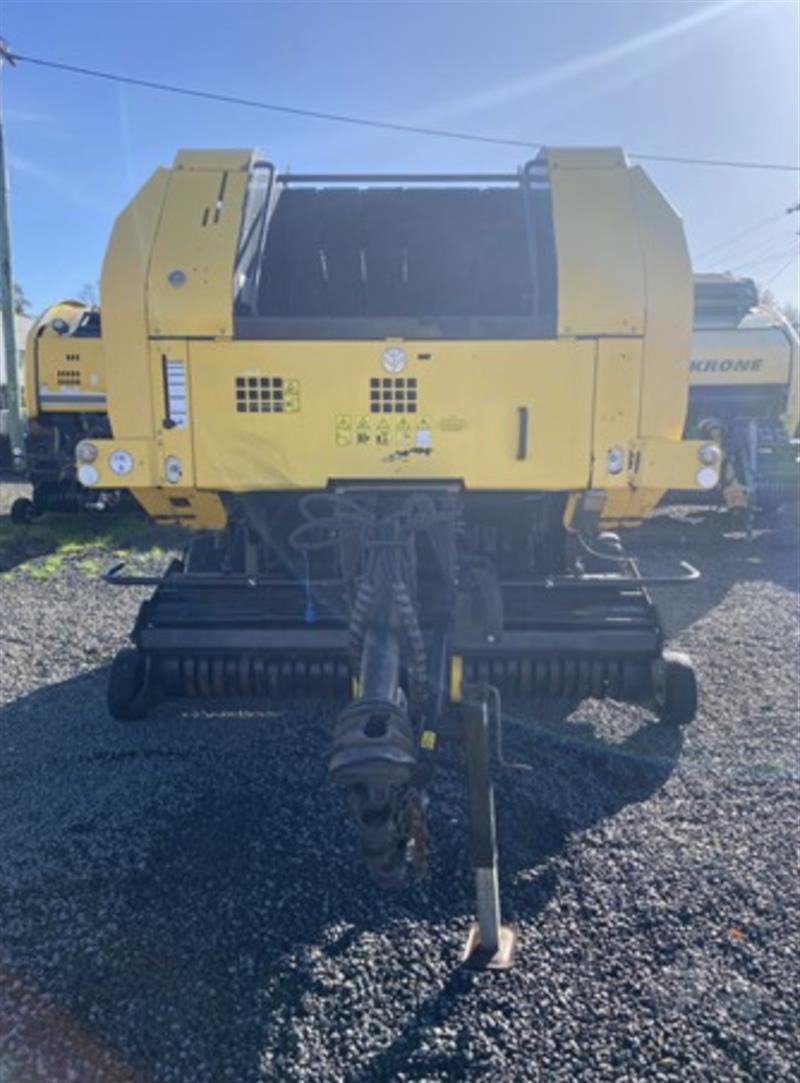 Photo 3. New Holland BR7060 round baler