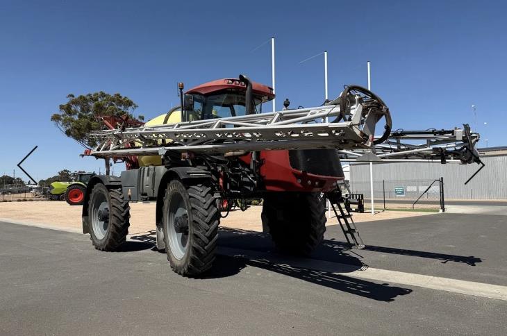 Photo 3. Hardi Saritor 5542.5 self propelled sprayer