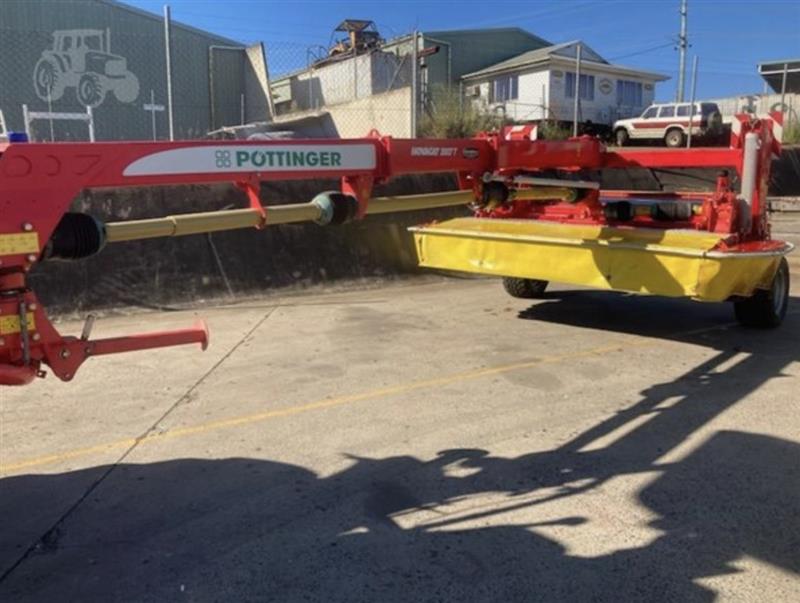 Photo 3. Pottinger Novacat 3007T mower conditioner