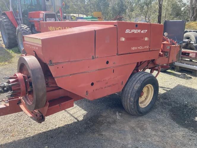 Photo 3. New Holland Super 417 small square baler