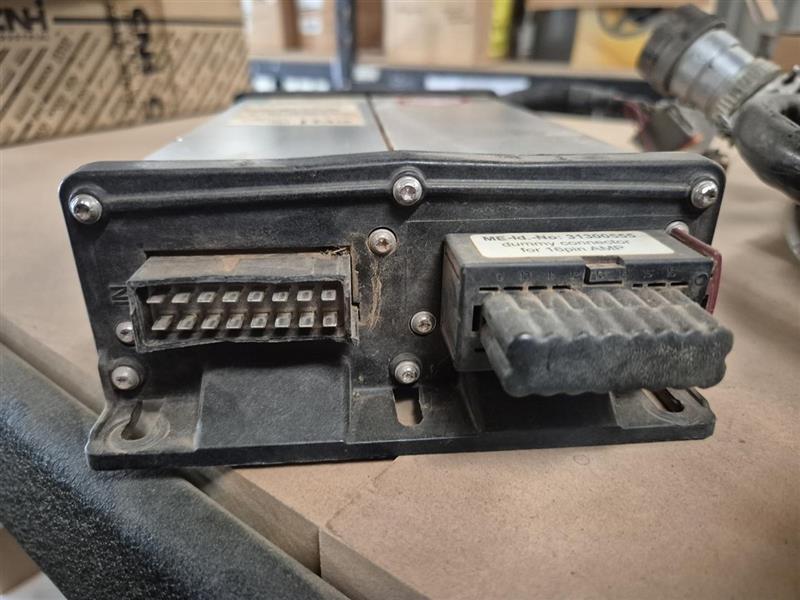 Photo 2. CNH ISO ECU ME30481 parts