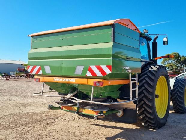 Photo 4. Amazone ZA-TS 4200 Fertilizer/Manure Spreader