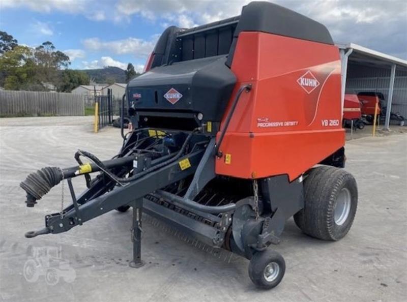 Photo 4. Kuhn VB2160 round baler