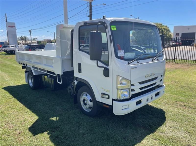 Photo 4. Isuzu NPR75-190 truck